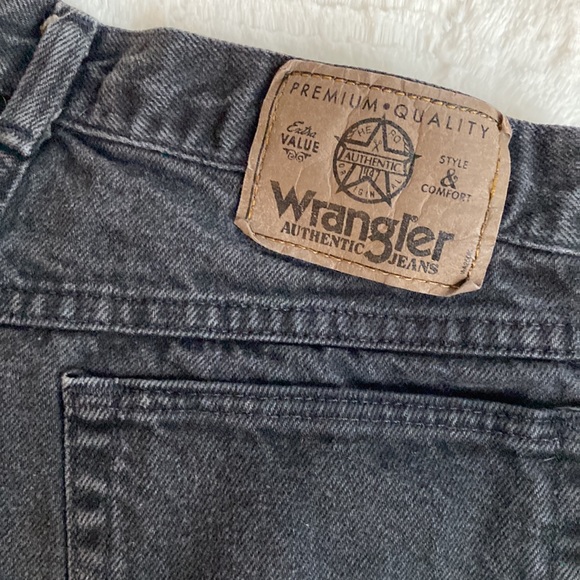 Wrangler vintage distressed jean shorts - Picture 3 of 3